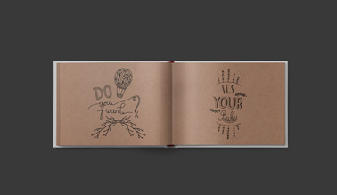 Carnet de croquis en format paysage ouvert sur un fond noir