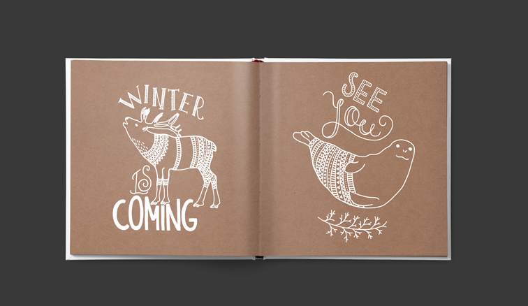 Carnet de croquis carré ouvert sur un fond noir