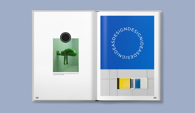 مجلد دفتر يومي مفتوح على خلفية زرقاء