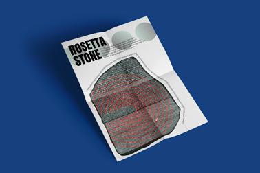 Свернутый Постер на Синем Фоне