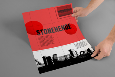 Руки Держат Постер за Края