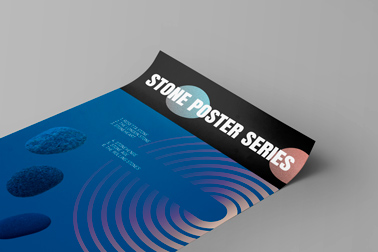 Постер Лежащий на Сером Фоне