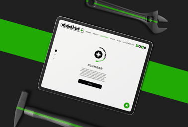 iPad Pro inclinado junto a herramientas de reparación