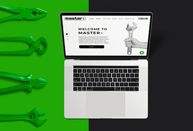 MacBook junto a herramientas de reparación