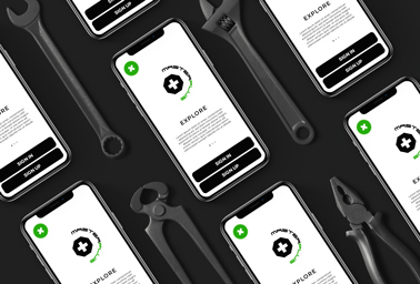 Múltiples iPhones junto a herramientas de reparación