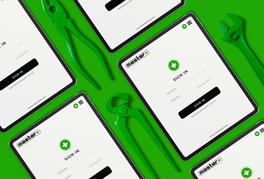 Múltiples iPad Pros junto a herramientas de reparación