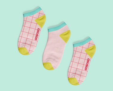 Três Meias Estampadas em um Fundo Verde