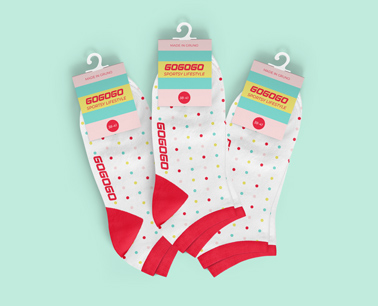 Três Pares de Meia com Etiquetas de Pendurar