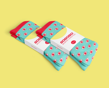 Duas Meias com Embalagem em um Fundo Amarelo