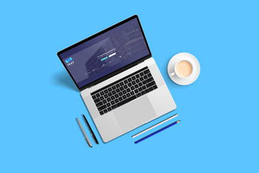 Офисный стол с ноутбуком