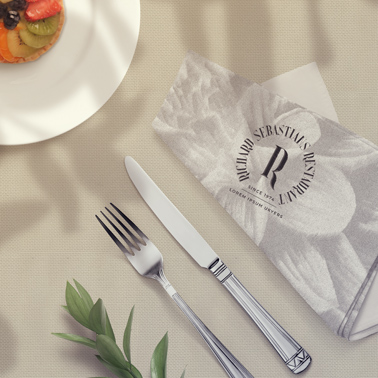 Besteck und Servietten neben einem Teller