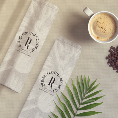 Eingewickelte Servietten mit einer Tasse Kaffee