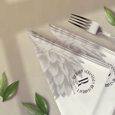 Gefaltete dreieckige Servietten mit einer Gabel