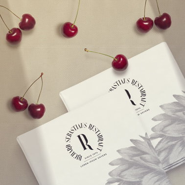 Quadratische Servietten mit Kirschen