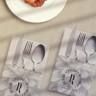 Gefaltete Servietten mit Besteck innen