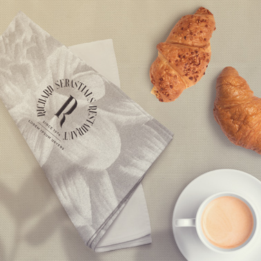 Gefaltete Serviette mit Croissants