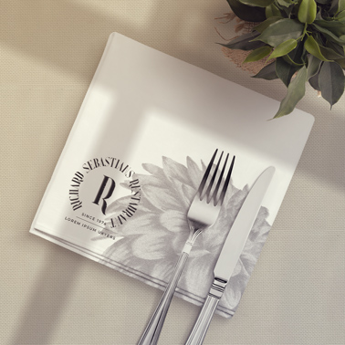 Besteck auf Servietten mit einer Pflanze