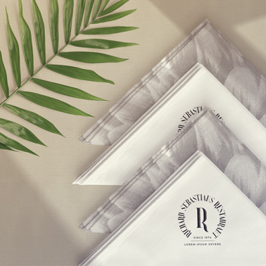 Gefaltete dreieckige Servietten mit einem Blatt