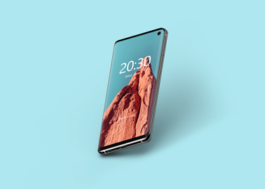 Samsung Galaxy S10 inclinado en la esquina derecha