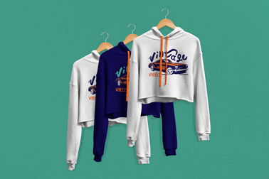 Три толстовки на деревянных вешалках