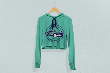 Зеленая толстовка на деревянной вешалке