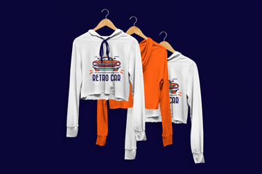 Три толстовки на деревянных вешалках