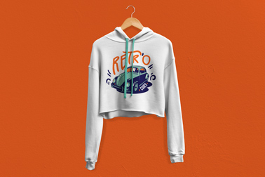 Белая толстовка на деревянной вешалке