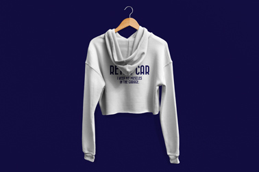 Белая толстовка на вешалке, вид сзади