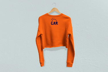 Оранжевый свитшот висит на вешалке