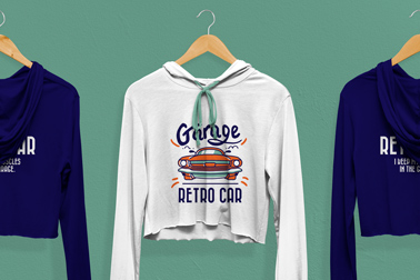 Три толстовки на вешалках, крупный план