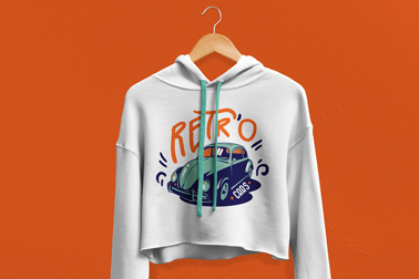 Белая толстовка на вешалке, крупный план