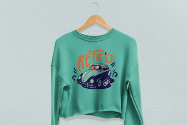 Зеленая толстовка на вешалке, крупный план