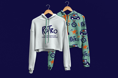 Две толстовки на деревянных вешалках