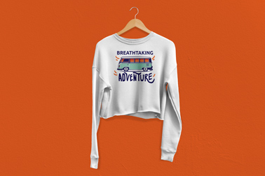 Белая толстовка на деревянной вешалке