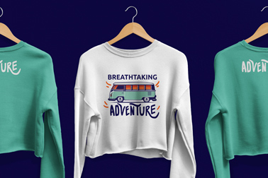 Три свитшота на вешалках, крупный план