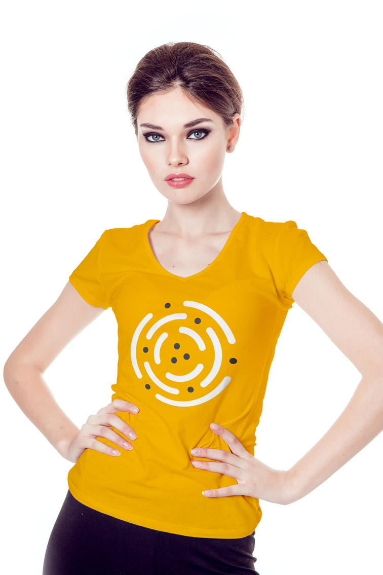 Миловидная модель в футболке с V-образным вырезом