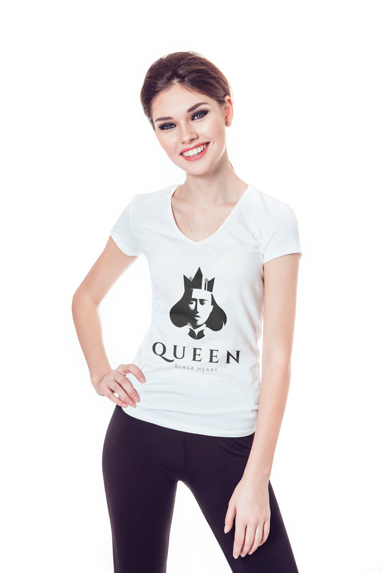 Миловидная модель позирует и улыбается