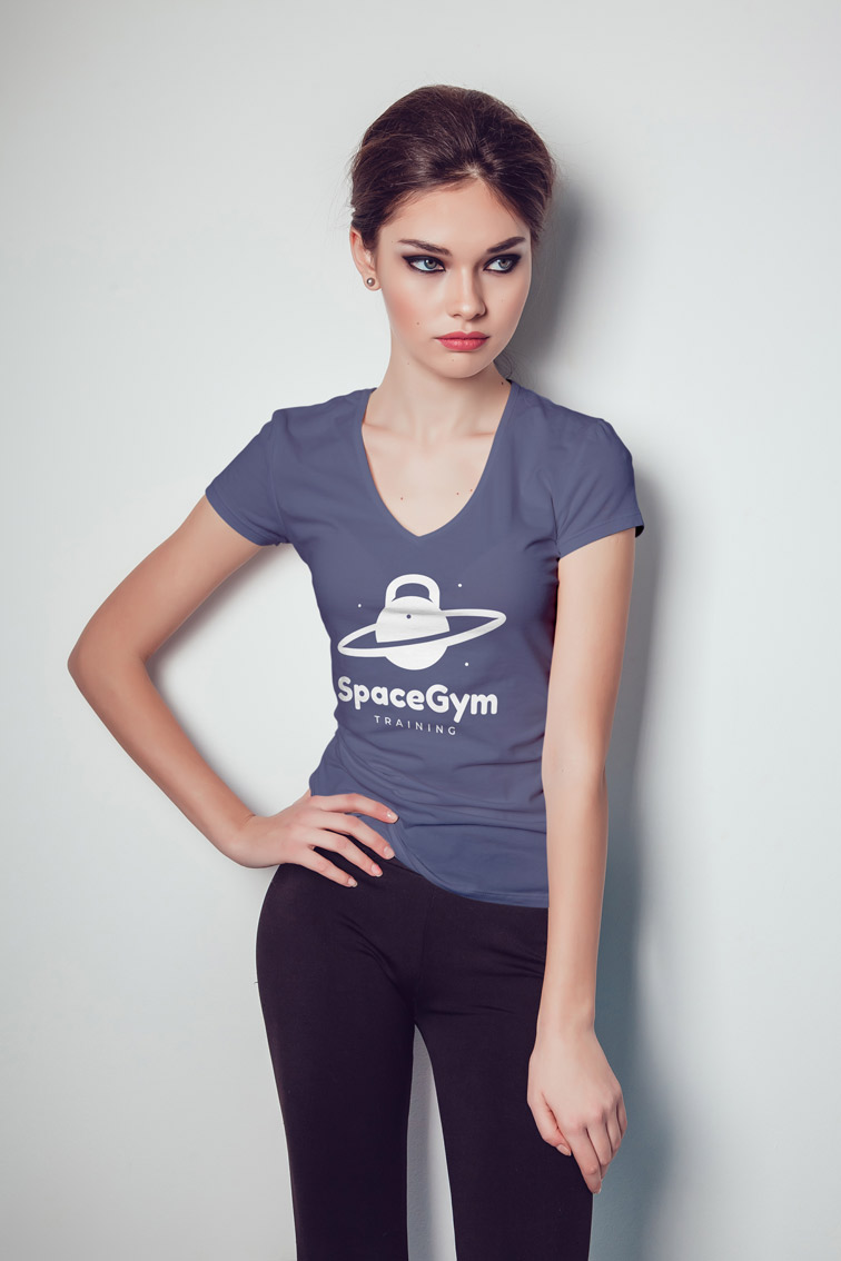 Миловидная модель позирует в футболке