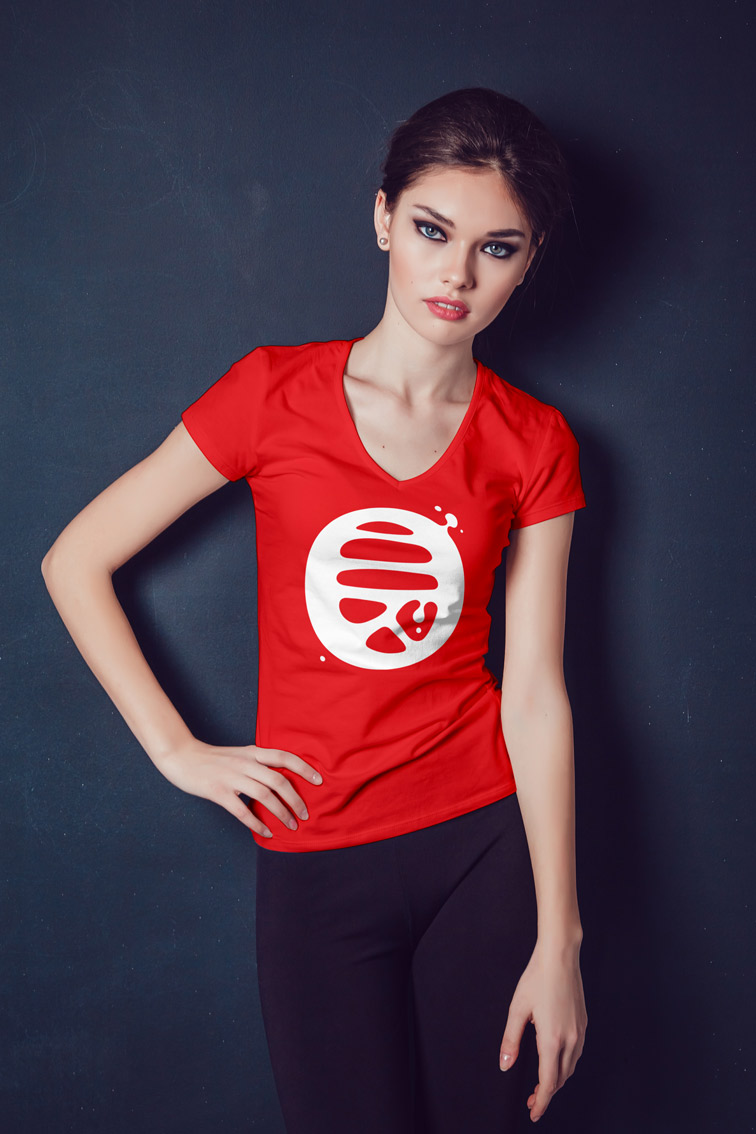 Миловидная модель с рукой на бедре