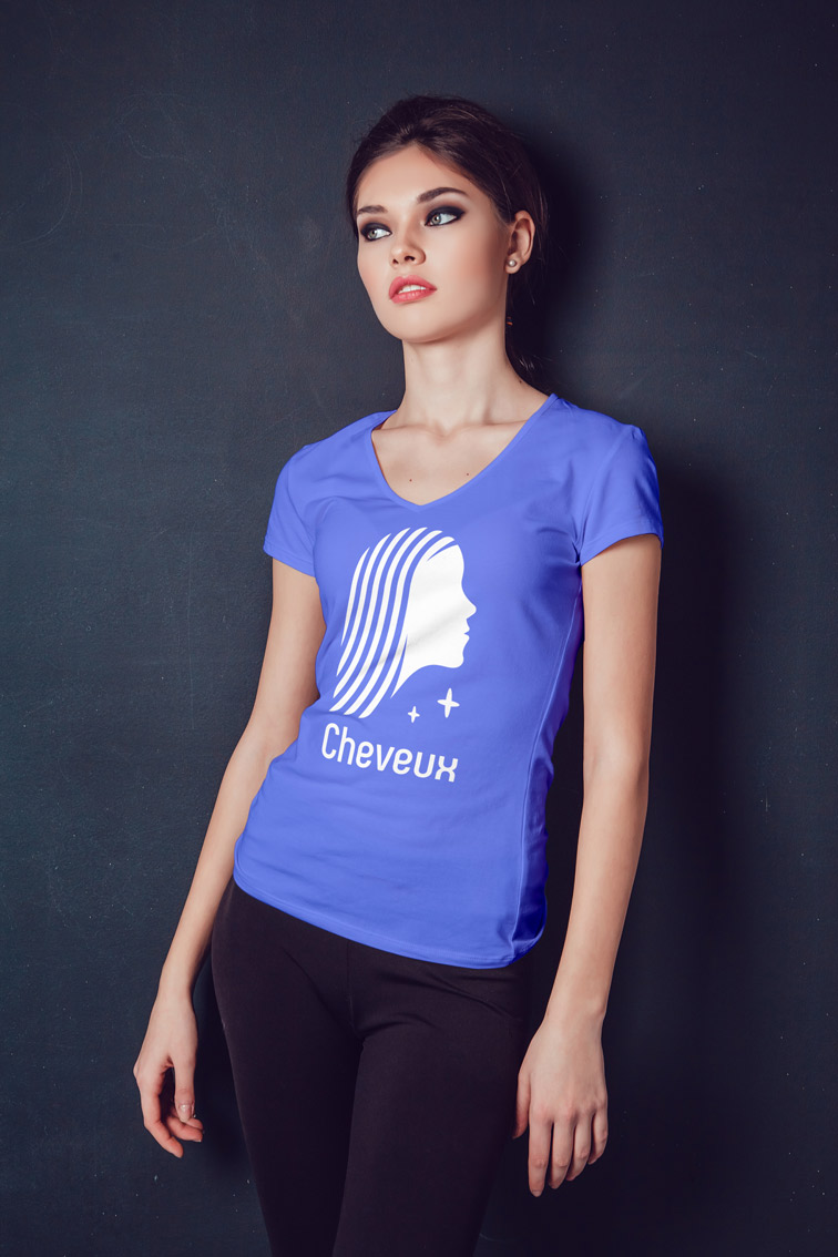 Миловидная модель смотрит влево