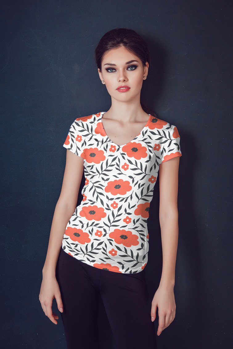 Миловидная модель смотрит в камеру