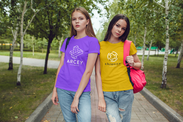 Tシャツを着ている女子校生