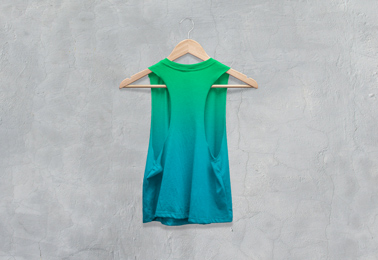 Askıdaki Racerback Atletin Arkadan Görünüşü