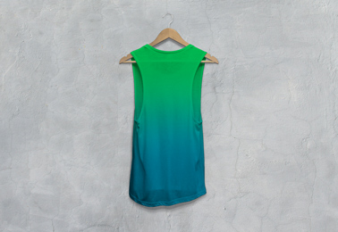 Askıdaki Gevşek Atletin Arkadan Görünüşü