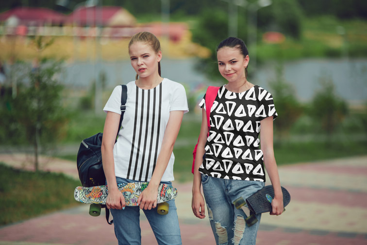 スケッチボードを抱えている女子高生