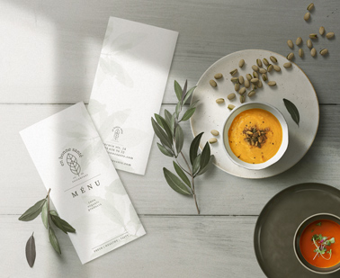 Folletos de menú junto a tazones de sopa