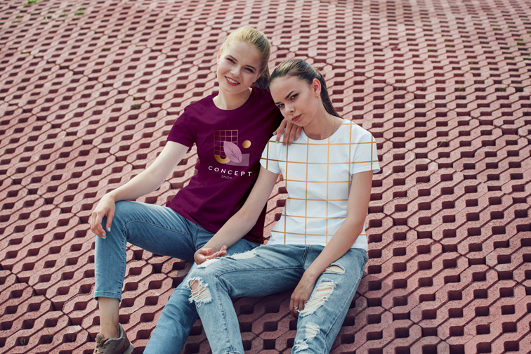 屋根の上に座っている若い女の子達