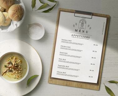 Menú en portapapeles sobre una mesa de comedor