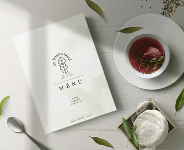 Menú de tapa dura sobre una mesa de comedor