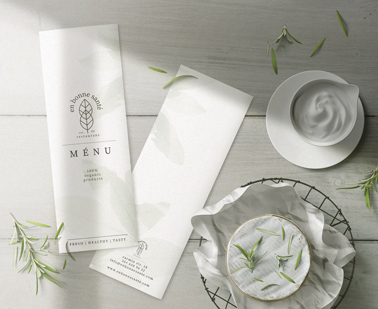 Folletos de menú sobre una mesa de comedor